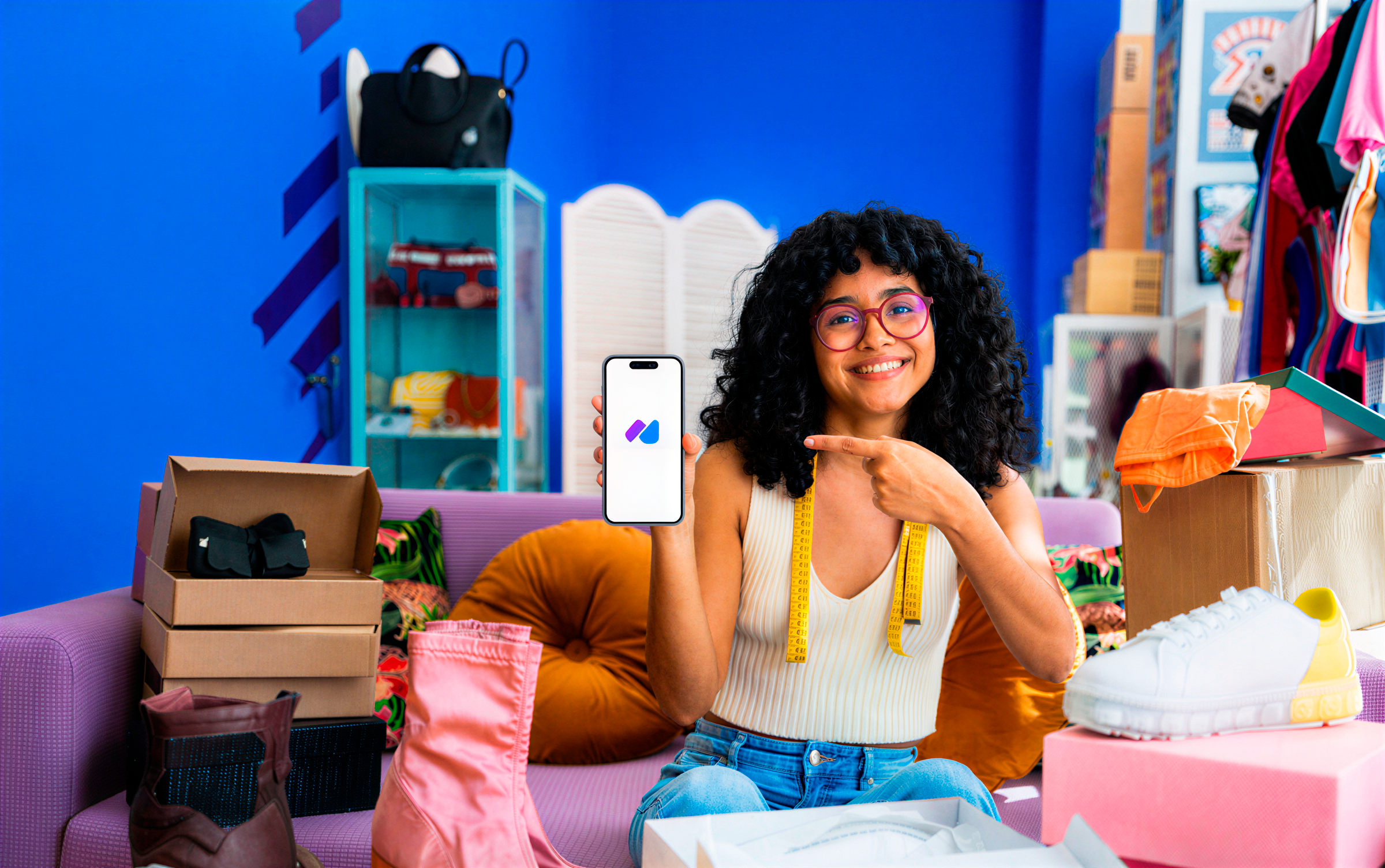 Empreendedora apresenta o Mid.ia Hub no celular